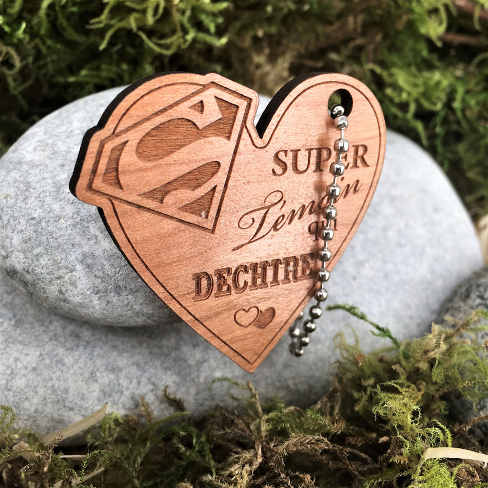 porte-clés en bois personnalisé forme coeur 50 mm gravé super témoin femme cerisier