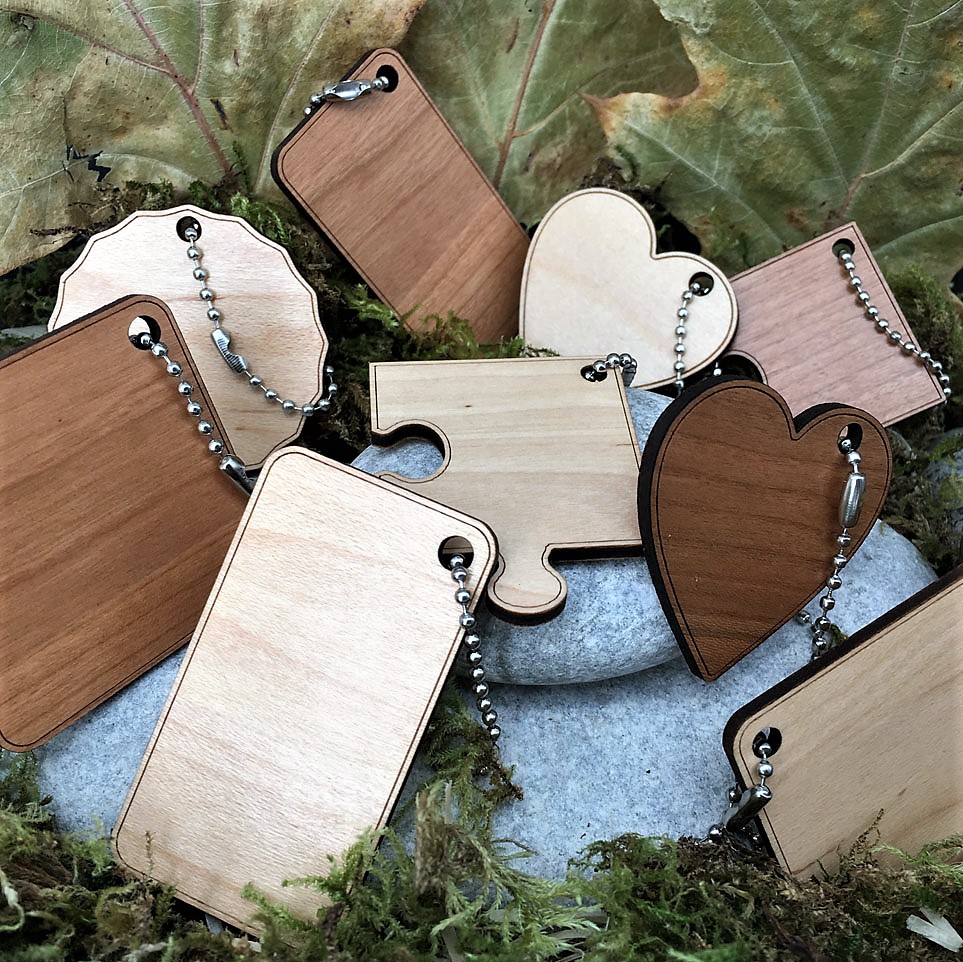 porte-clés personnalisé en bois gravé différentes formes