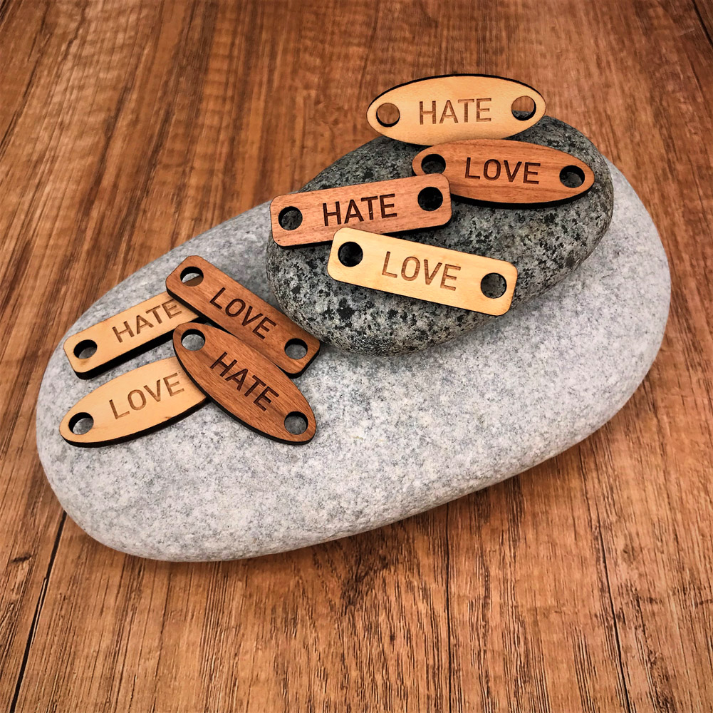 bijoux de chaussure personnalisés gravés en bois