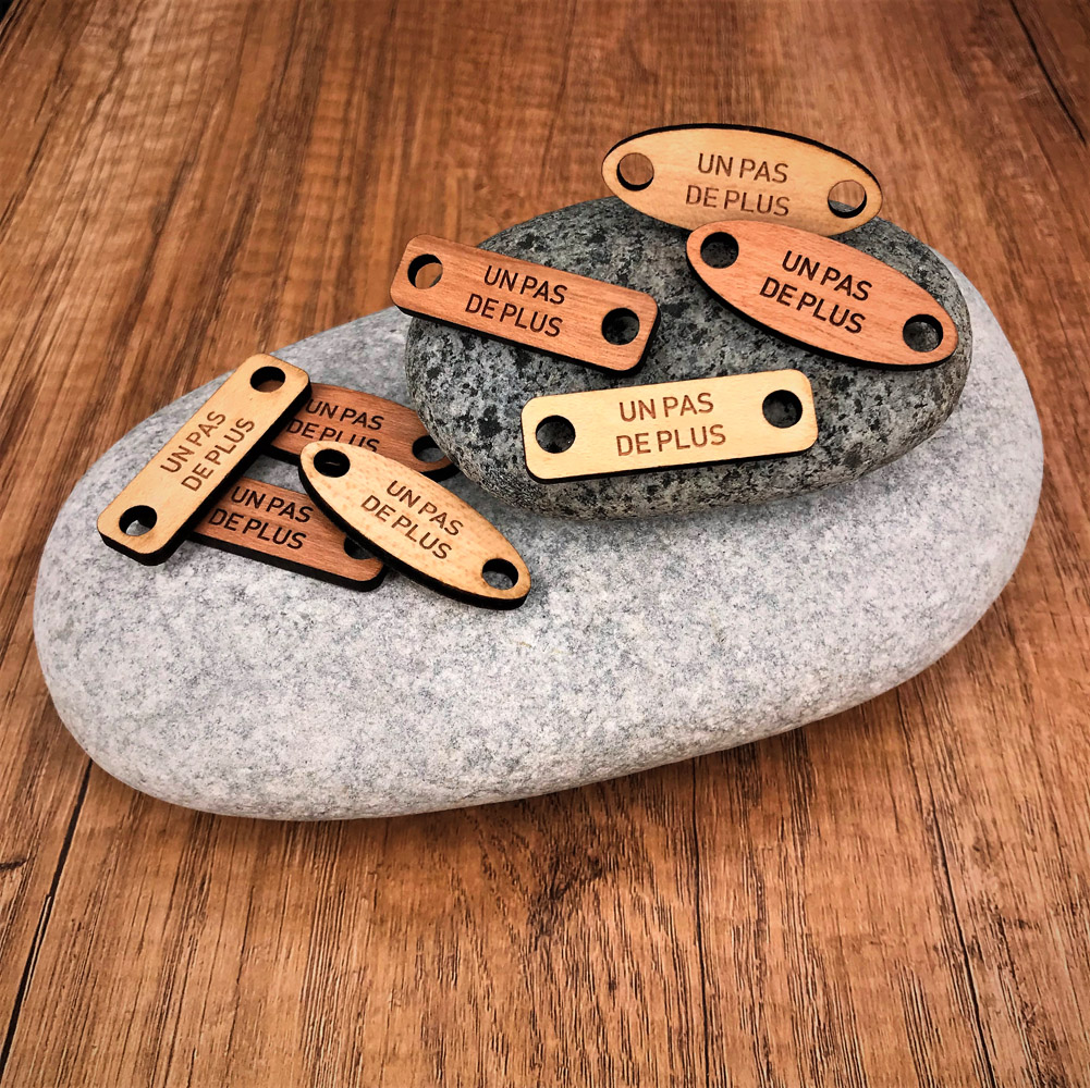 bijoux de chaussure personnalisés gravés en bois