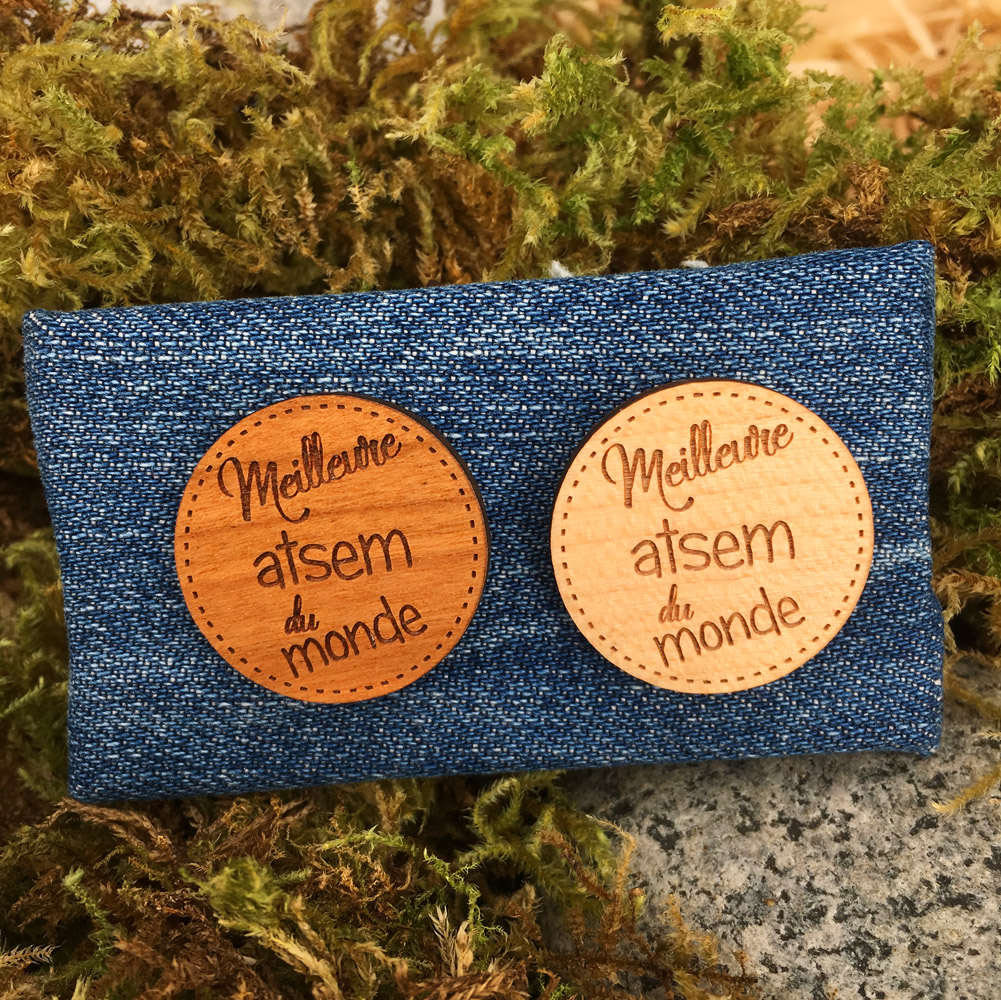 pin's bois personnalisé gravé meilleure atsem - cadeau fin d'année scolaire