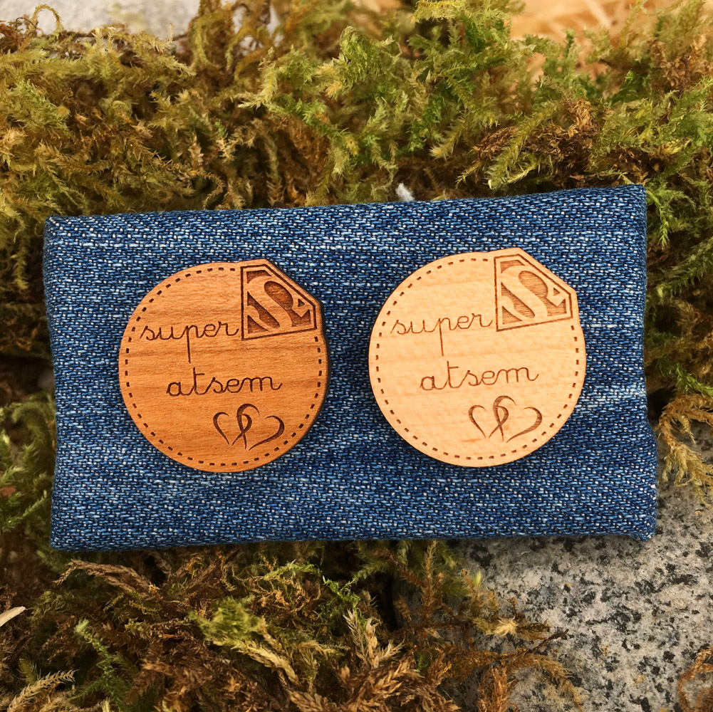 pin's bois personnalisé gravé super atsem - cadeau atsem
