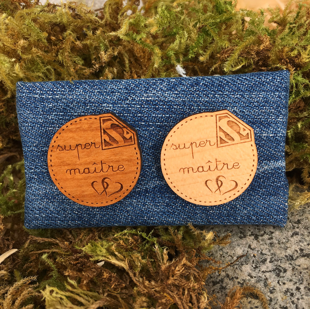 pin's bois personnalisé gravé super maître - cadeau maître fin d'année scolaire