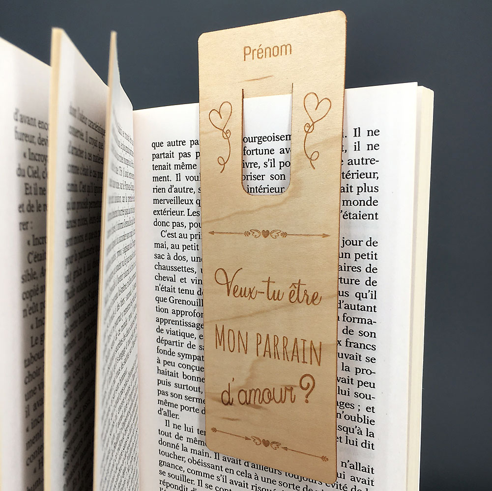 marque page bois personnalisé demande parrain dans un livre
