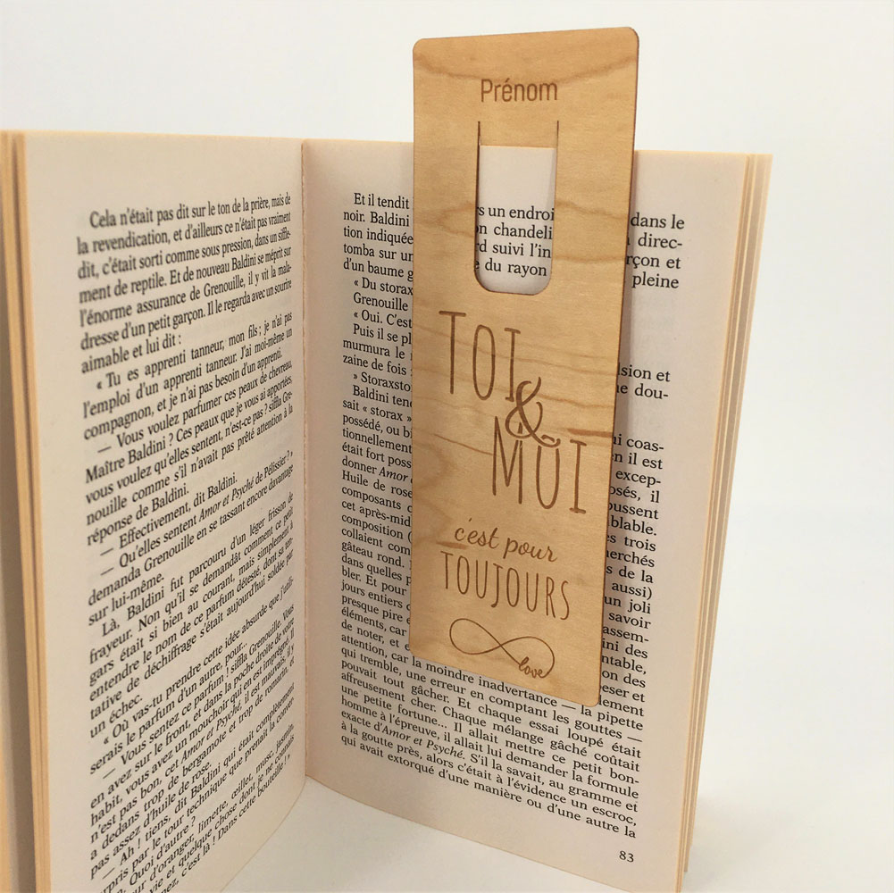 marque-page bois personnalisé toi&moi dans un livre