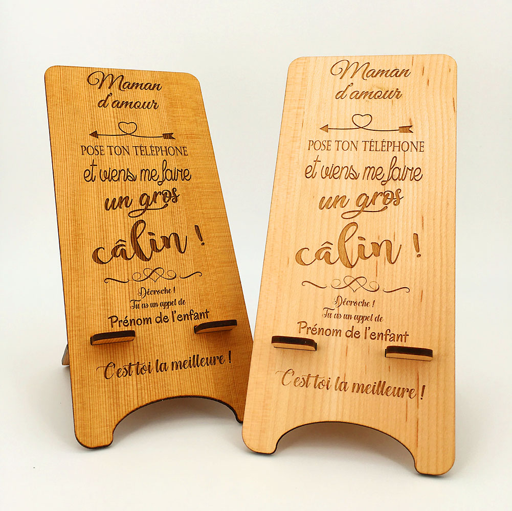 support de téléphone en bois personnalisé maman câlin idée cadeau fête des mères