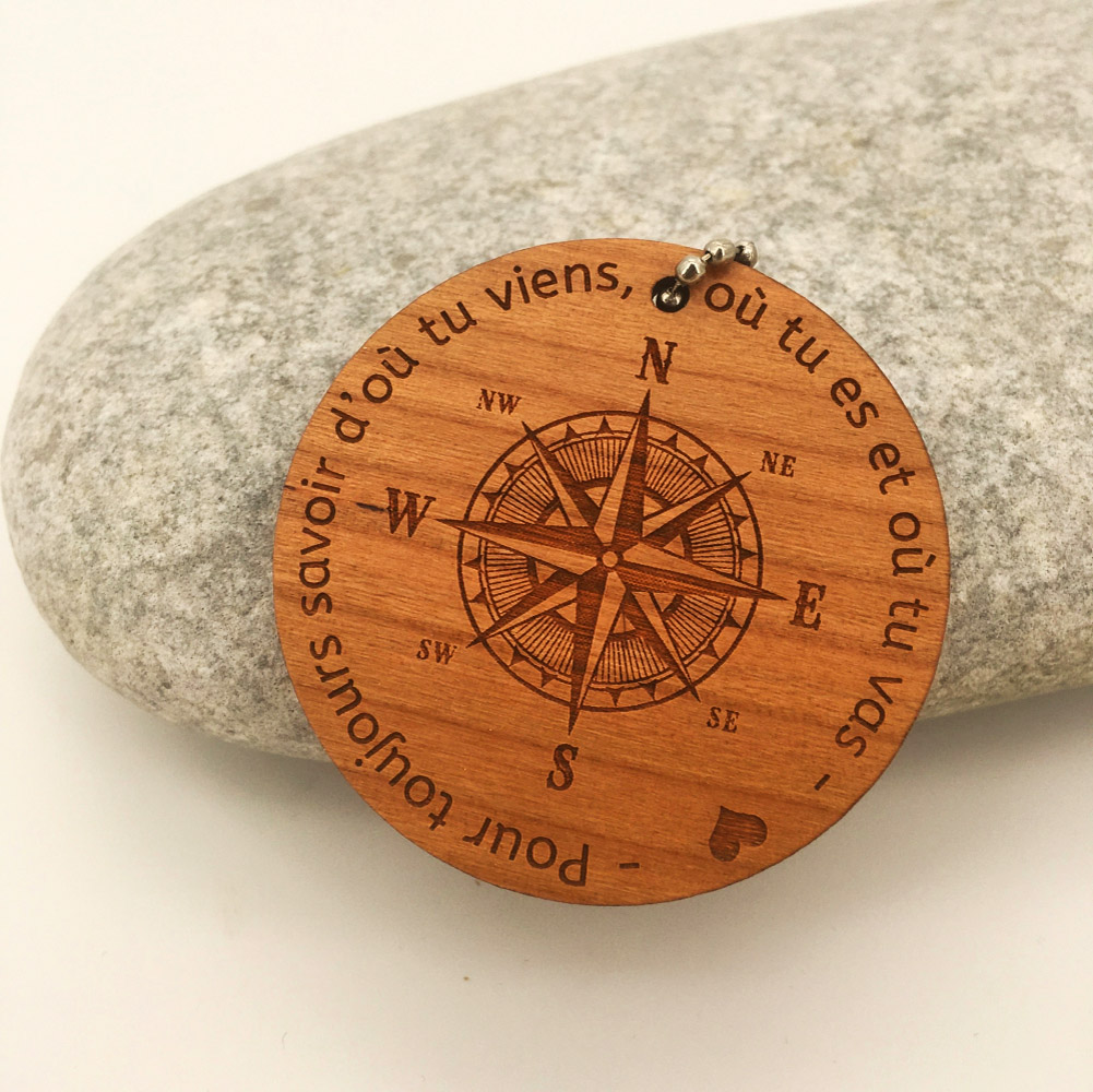 Porte-clés personnalisé en bois gravé boussole